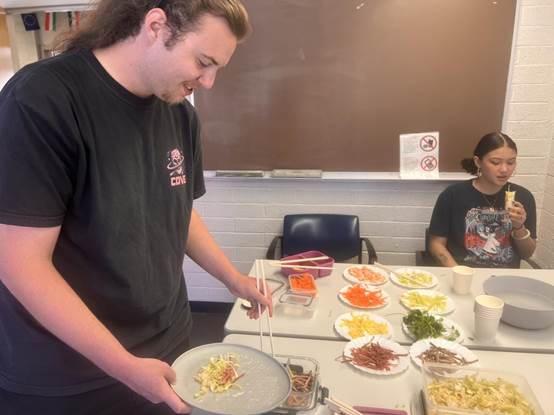 学生动手包春卷