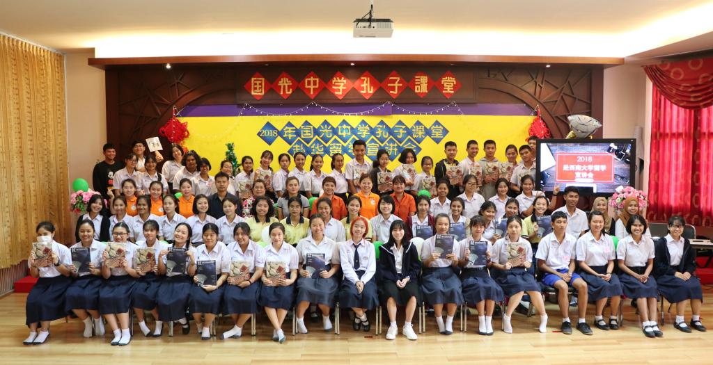 图4:留学宣讲会合影_副本.jpg