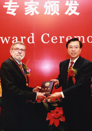 时任国务院副总理张德江为DavidLumsden教授颁发国家友谊奖.JPG