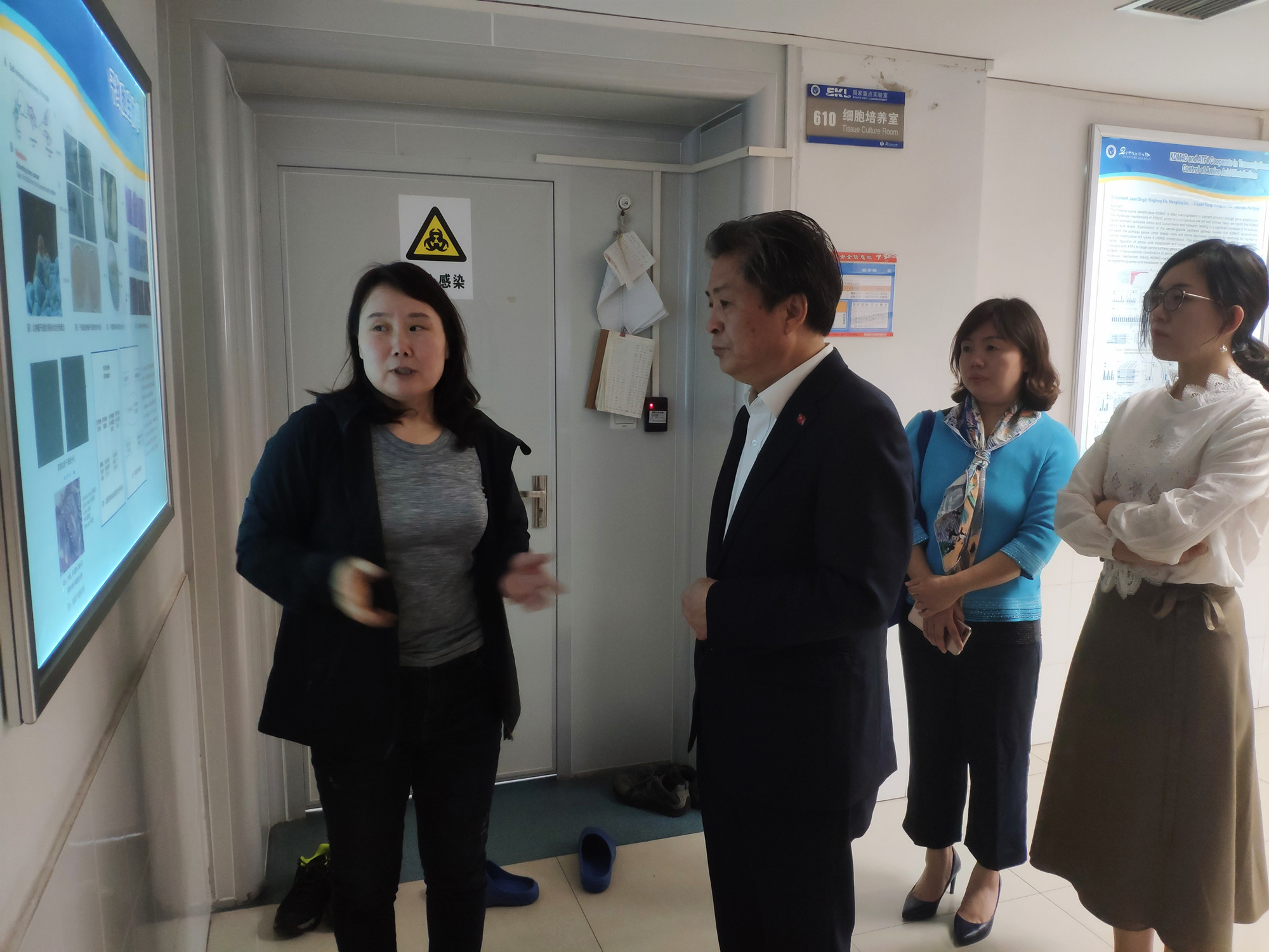 陈德海秘书长参观家蚕基因国家重点实验室.jpg