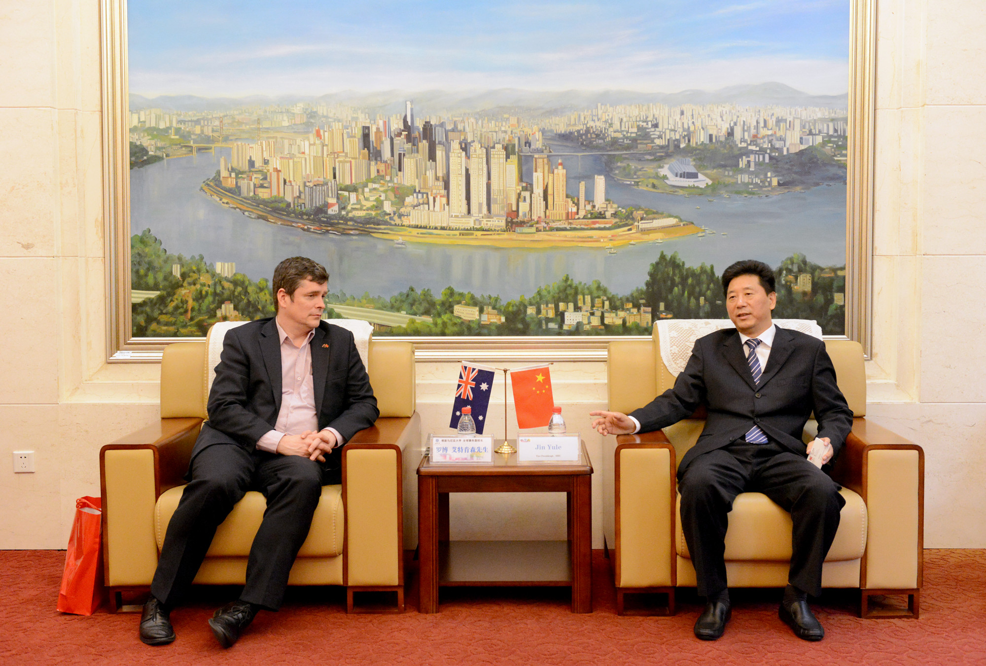 校长会见.jpg