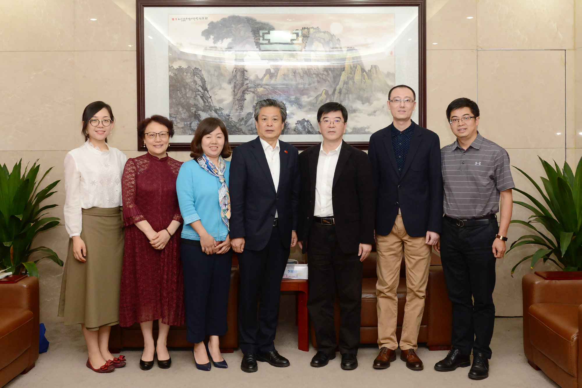 李旭峰书记等与客人合影留念_副本.jpg