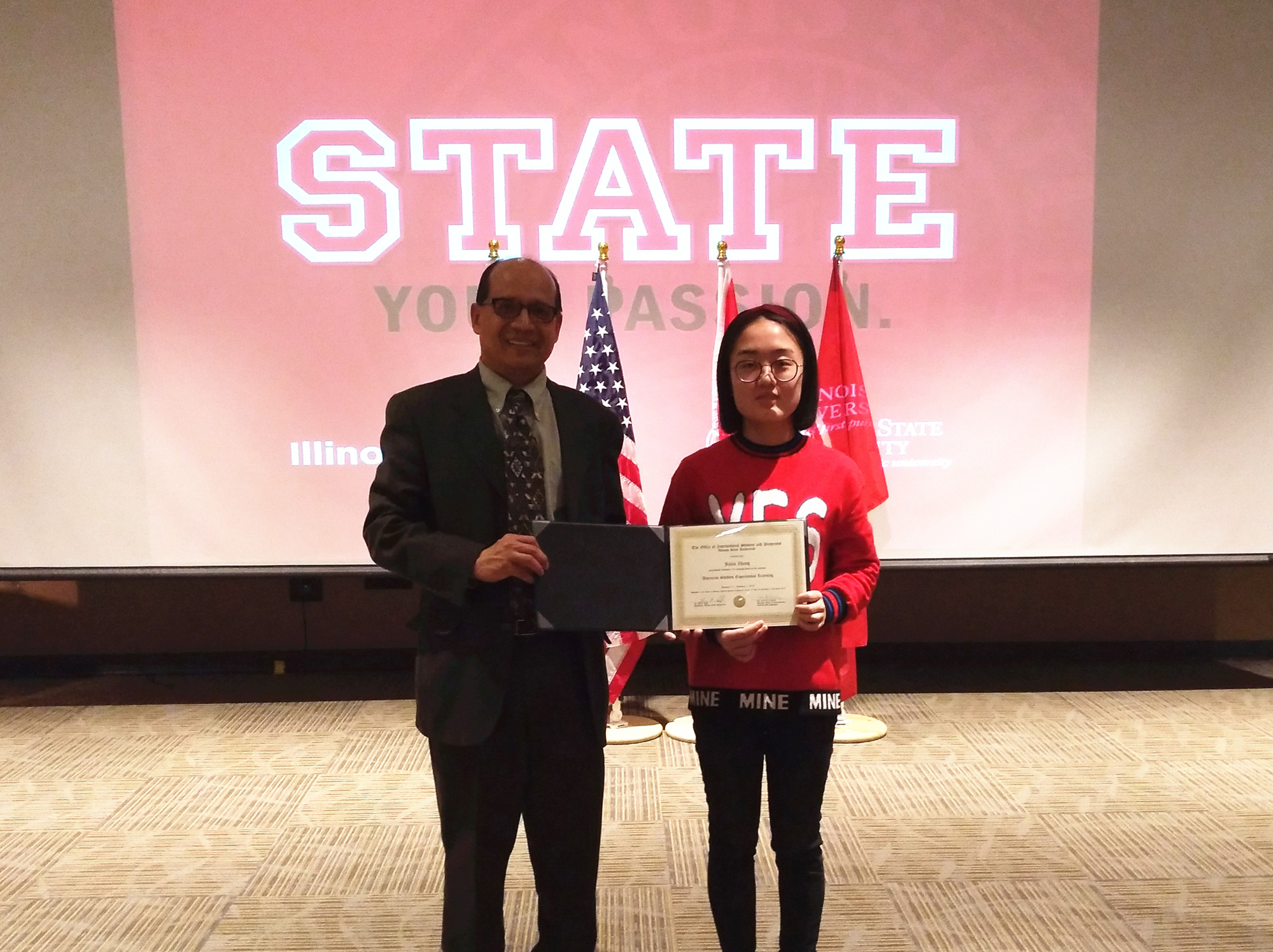 图片8:ISU国际处卡纳尔处长为我校学生颁发结业证书_副本.jpg
