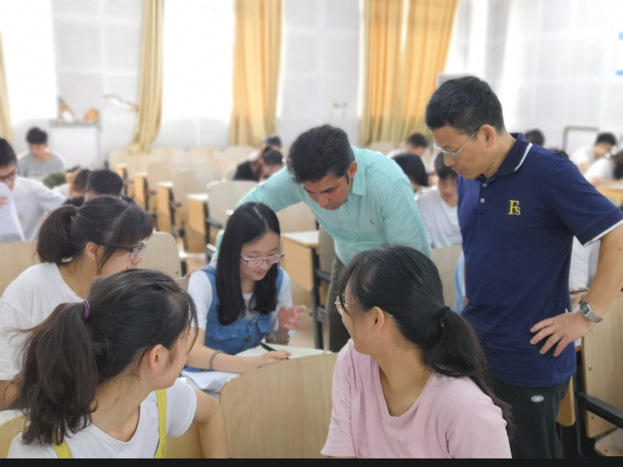 中外方教授共同引导学生进行小组讨论.jpg