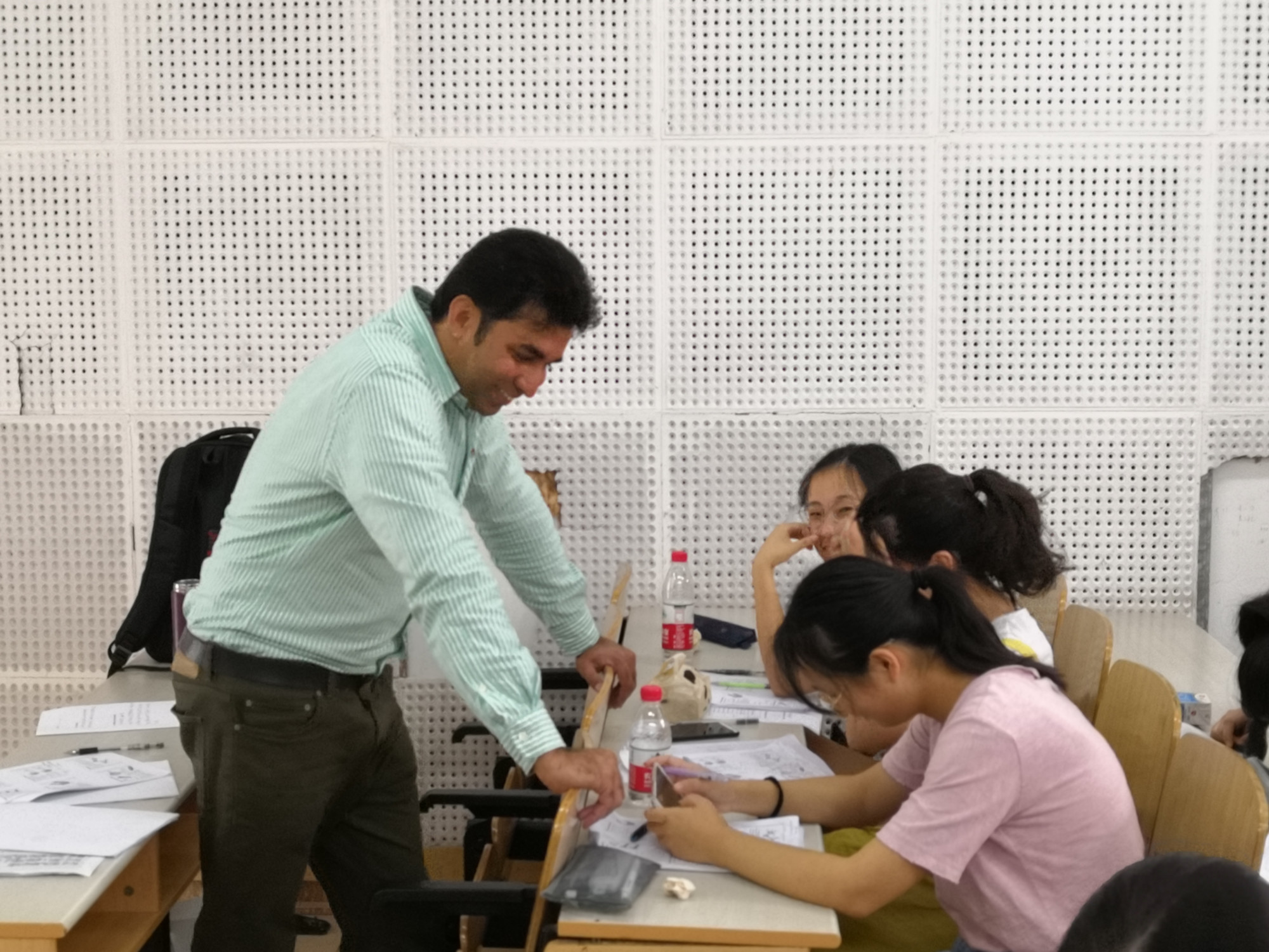 Chamil Abeykoon教风趣地讲授“材料力学”.jpg
