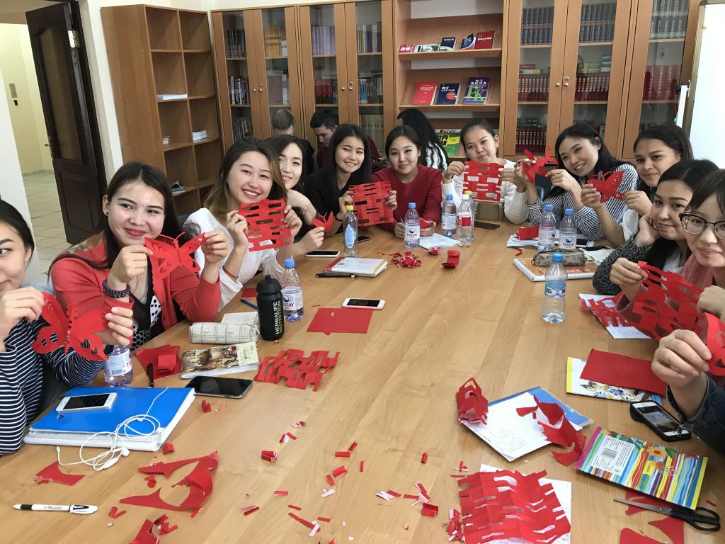 展示学习中国剪纸成果.jpg